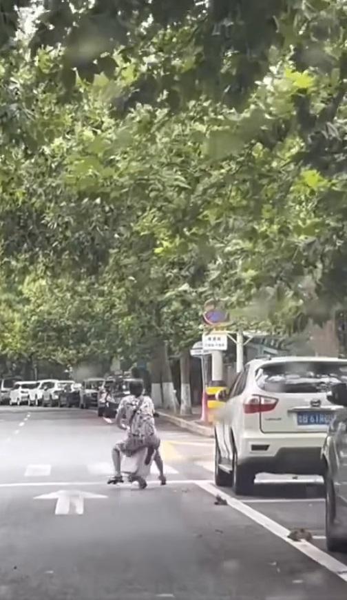 車Cam直擊|內地大媽疑坐喼當交通工具,失控自炒跌倒。(網片截圖)