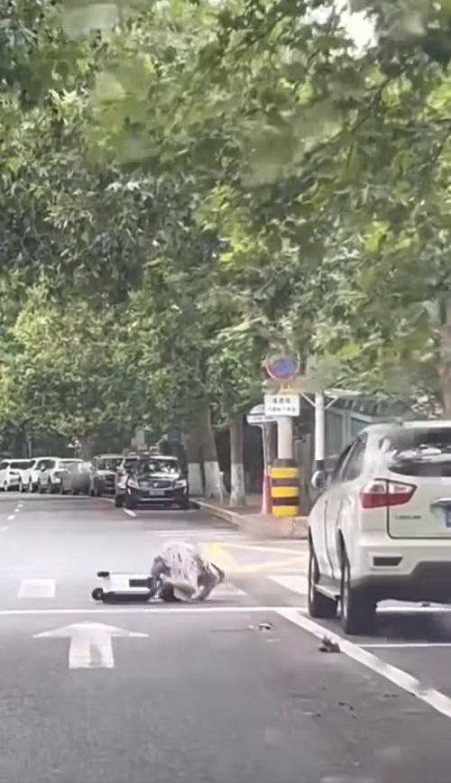 車Cam直擊|內地大媽疑坐喼當交通工具,失控自炒跌倒。(網片截圖)