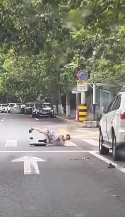 車Cam直擊|內地大媽疑坐喼當交通工具,失控自炒跌倒。(網片截圖)