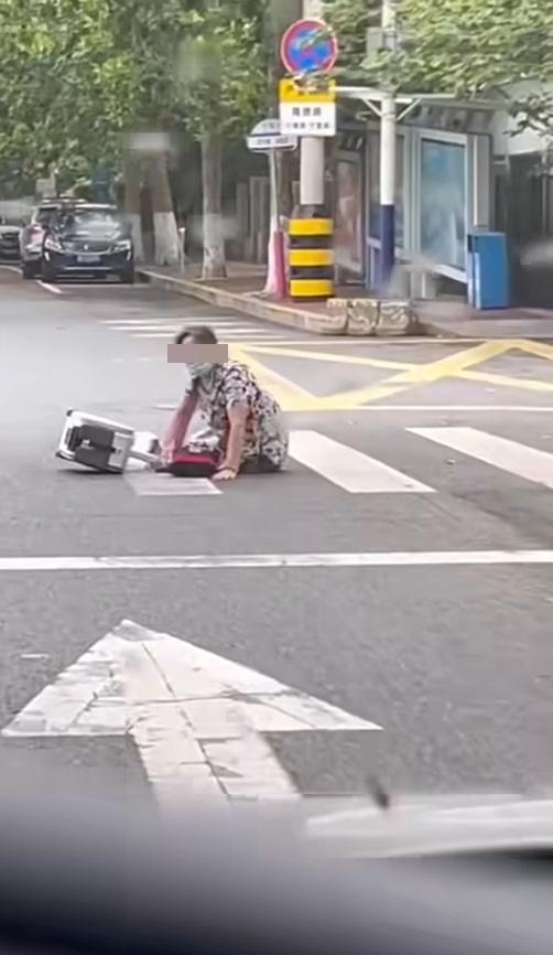 車Cam直擊|內地大媽疑坐喼當交通工具,失控自炒跌倒。(網片截圖)
