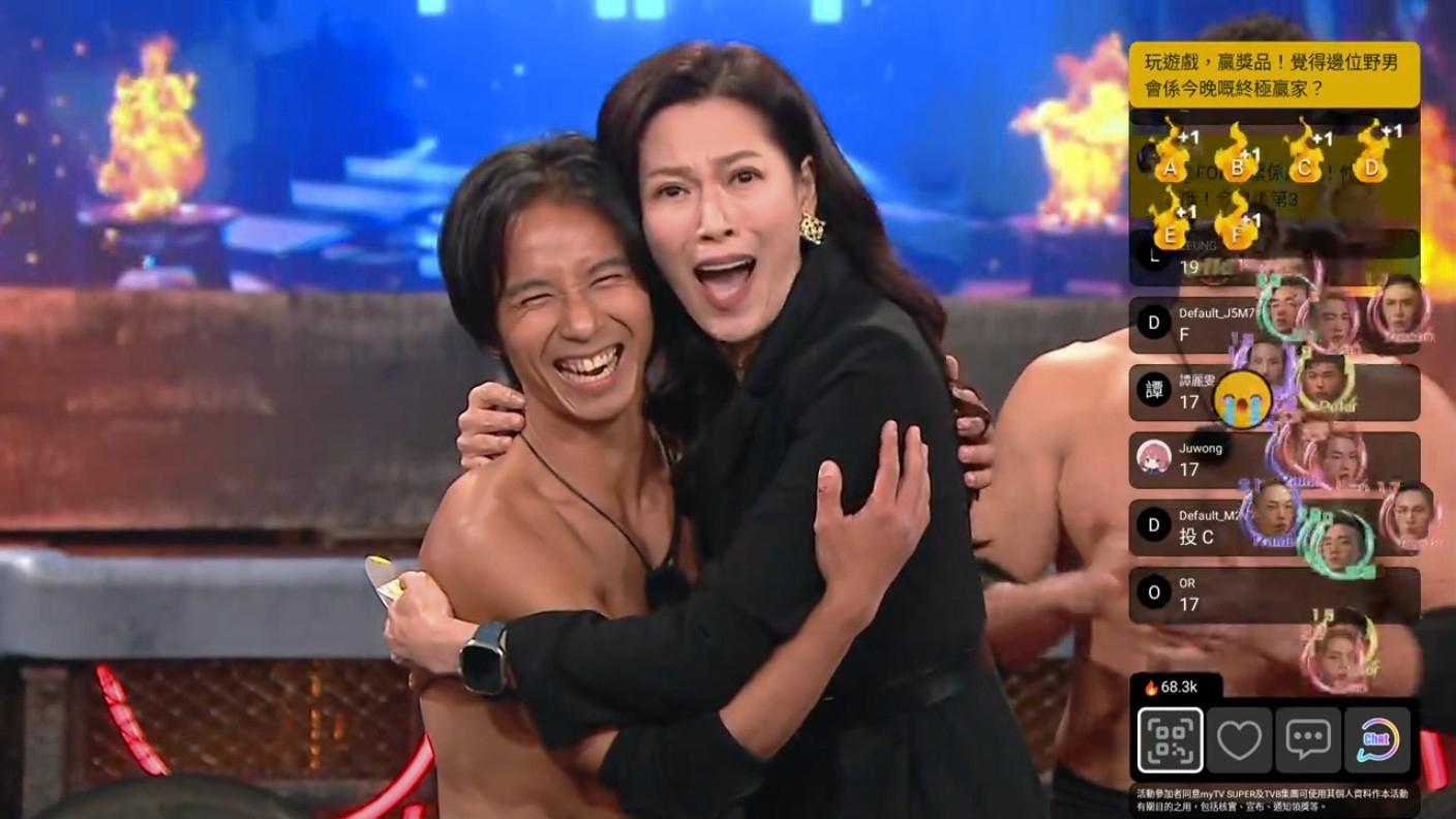 林淑敏連隨送出「愛的抱抱」。