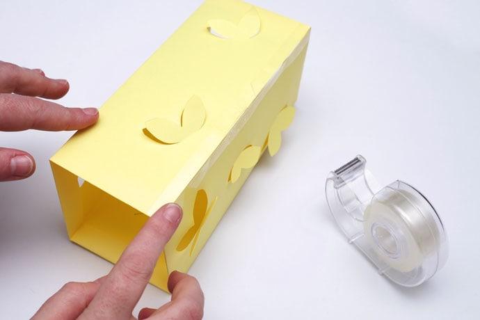 蝴蝶詩意燈籠diy製作步驟|5. 把紙色沿著剛才的摺疊痕跡摺成正方柱體,然後把預留的邊緣用膠紙貼合。