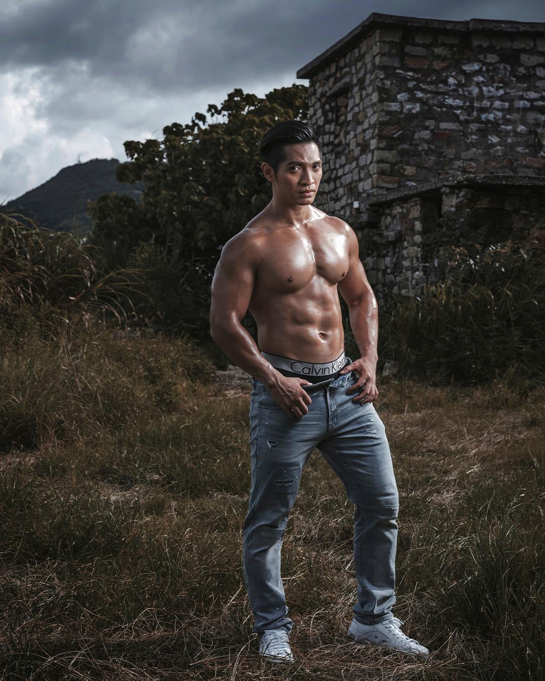 14號 劉振鑫 (Ken) 職業︰健身教練 三圍︰44/33/41