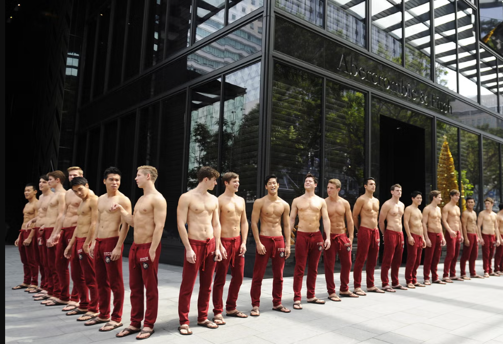 A&F據報重返香港開新旗艦店,以往曾出動猛男宣傳。(網上圖片)