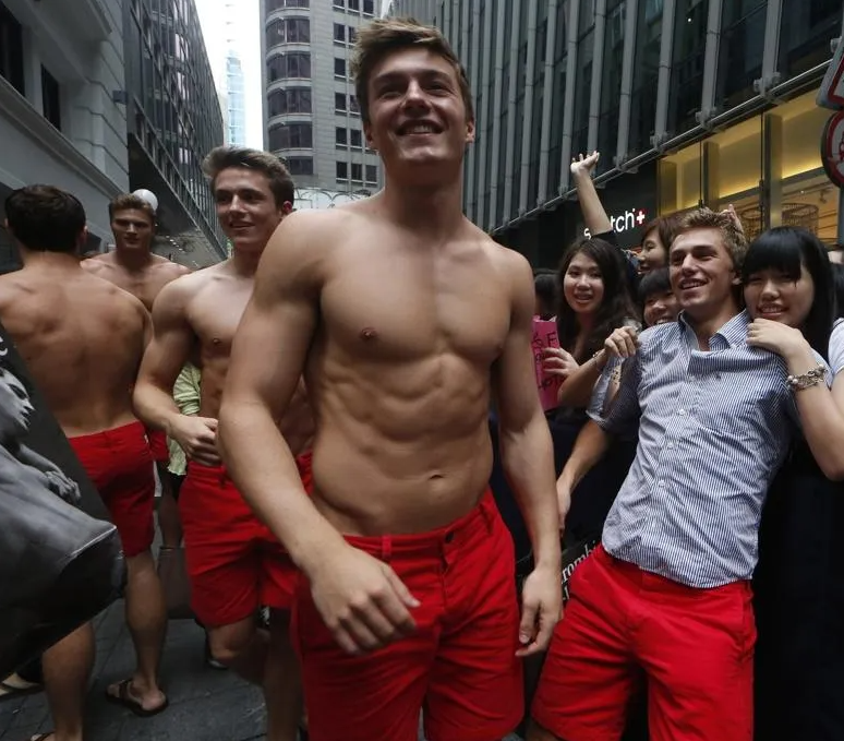 A&F據報重返香港開新旗艦店,以往曾出動猛男宣傳。(網上圖片)