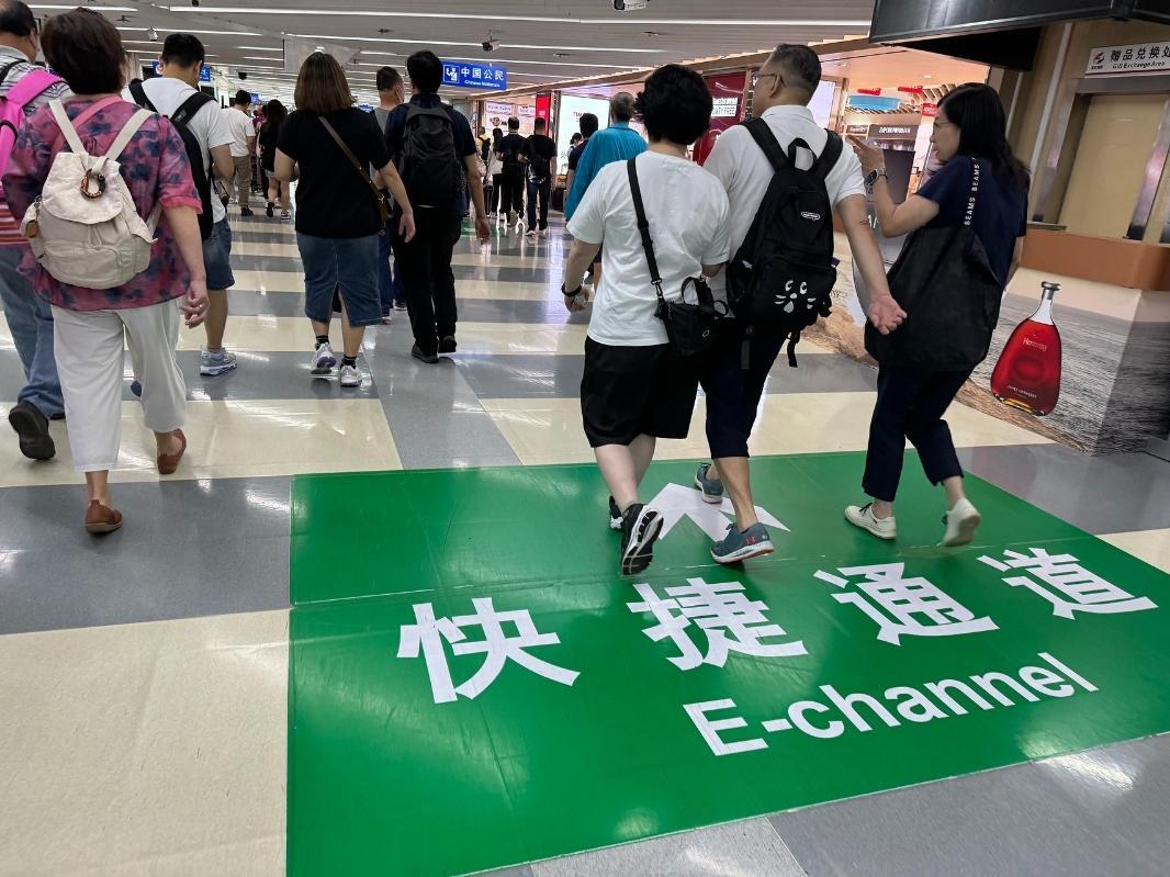 內地居民旅客行李物品免稅額,由5000元增至1.2萬港元。(中通社資料圖片)