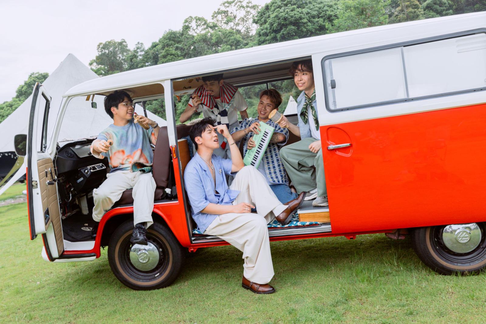 《正能量活潑唱歌者》為樂迷展現Phil於音樂上的更多面向。