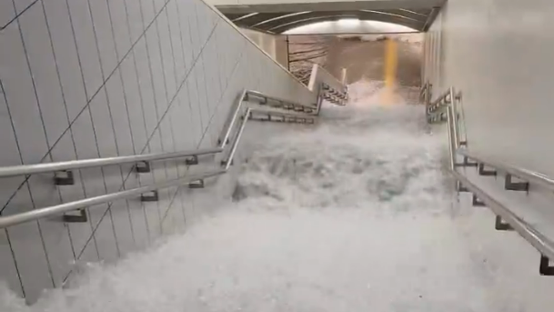 東京暴雨破紀錄!新宿驚現下水道水柱噴發奇景