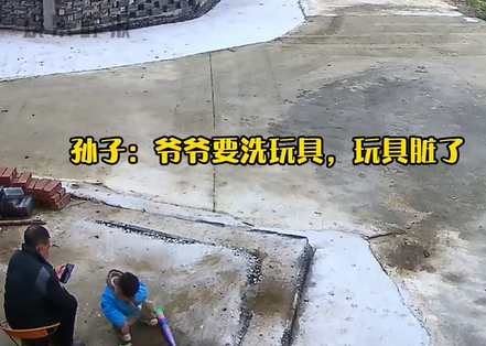 建一名爺爺帶3歲孫子在家附近玩耍,孫子因為玩具髒了想要去河邊清洗。(網上截圖)