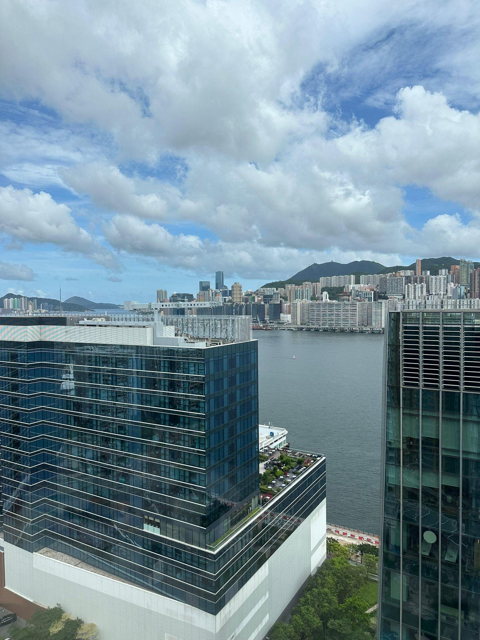 單位景觀望港九兩岸一帶維港海景及市景,開揚吸引。