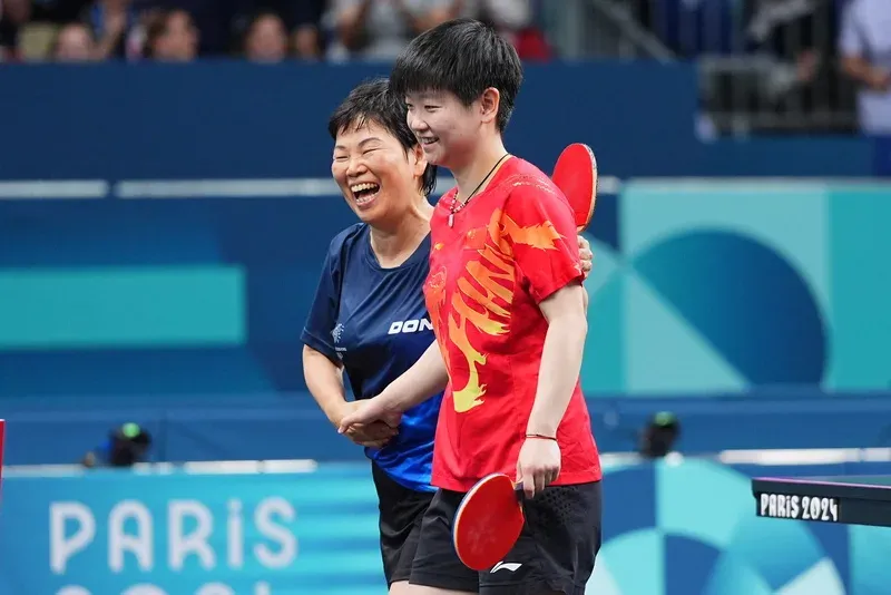 「乒壇嫲嫲」倪夏蓮都玩小紅書 同老公瘋狂放閃 個仔撞樣霍啟剛