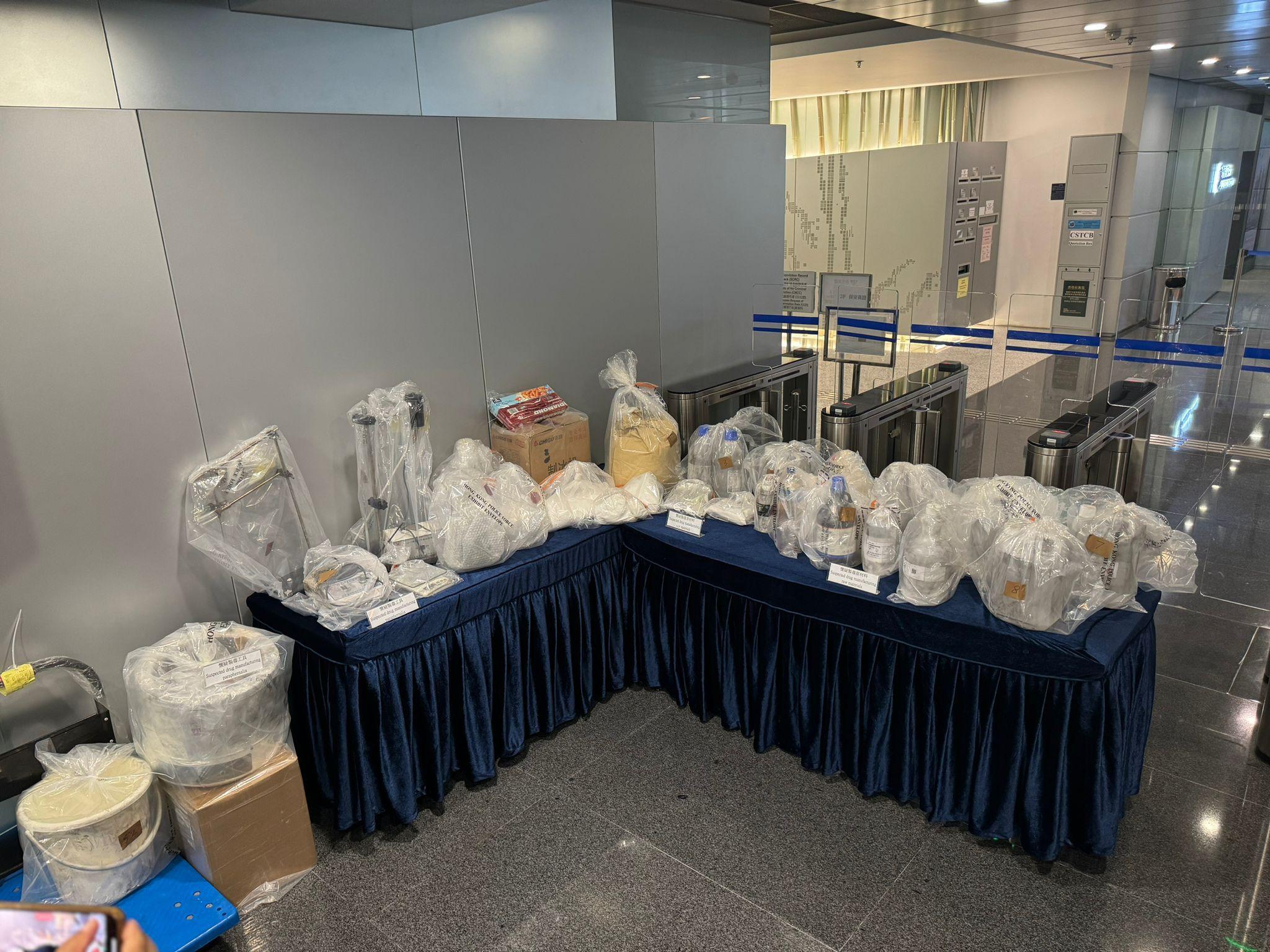 警方在行動中檢獲毒品及製毒工具。