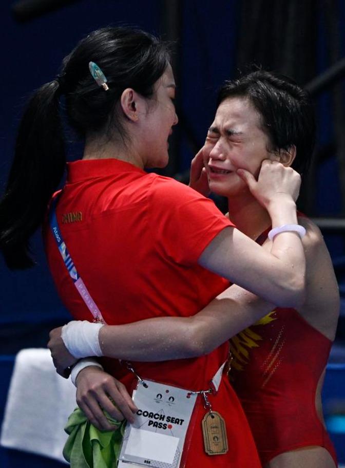 全紅嬋(右)與教練陳若琳慶祝。 新華社
