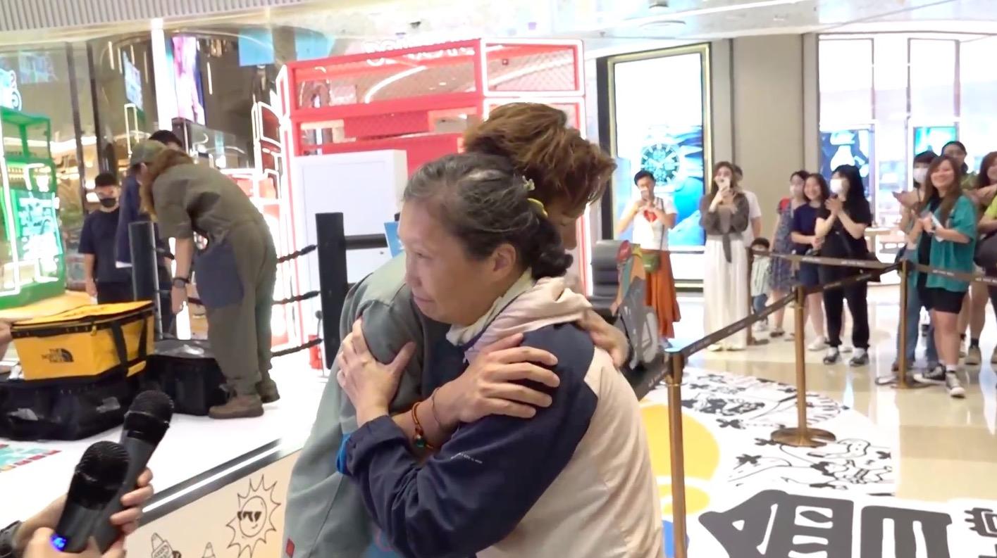 釗峰更向鐵粉婆婆送上擁抱。