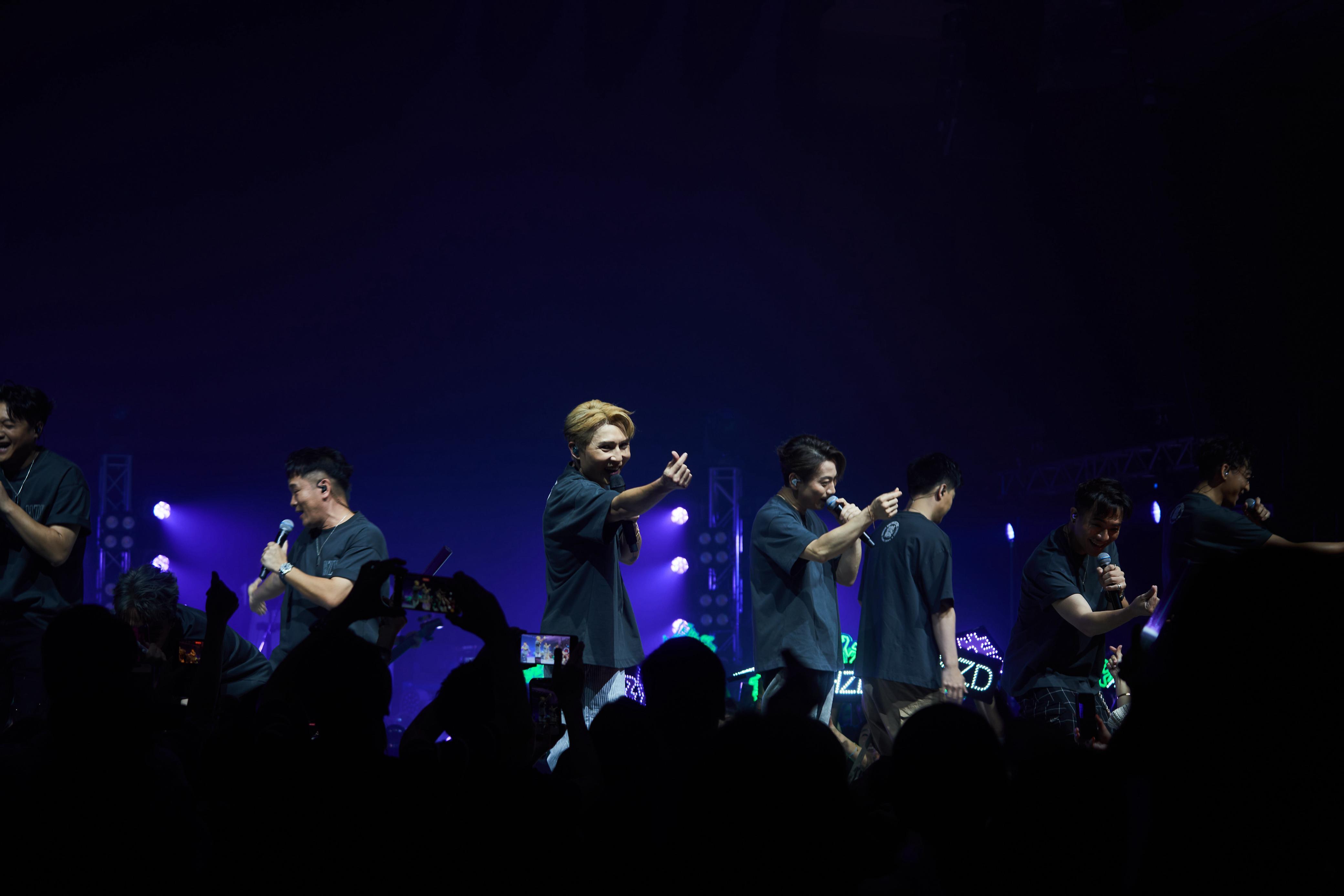 劉威煌與「輕鬆啲」兄弟大合唱,掀起高潮。