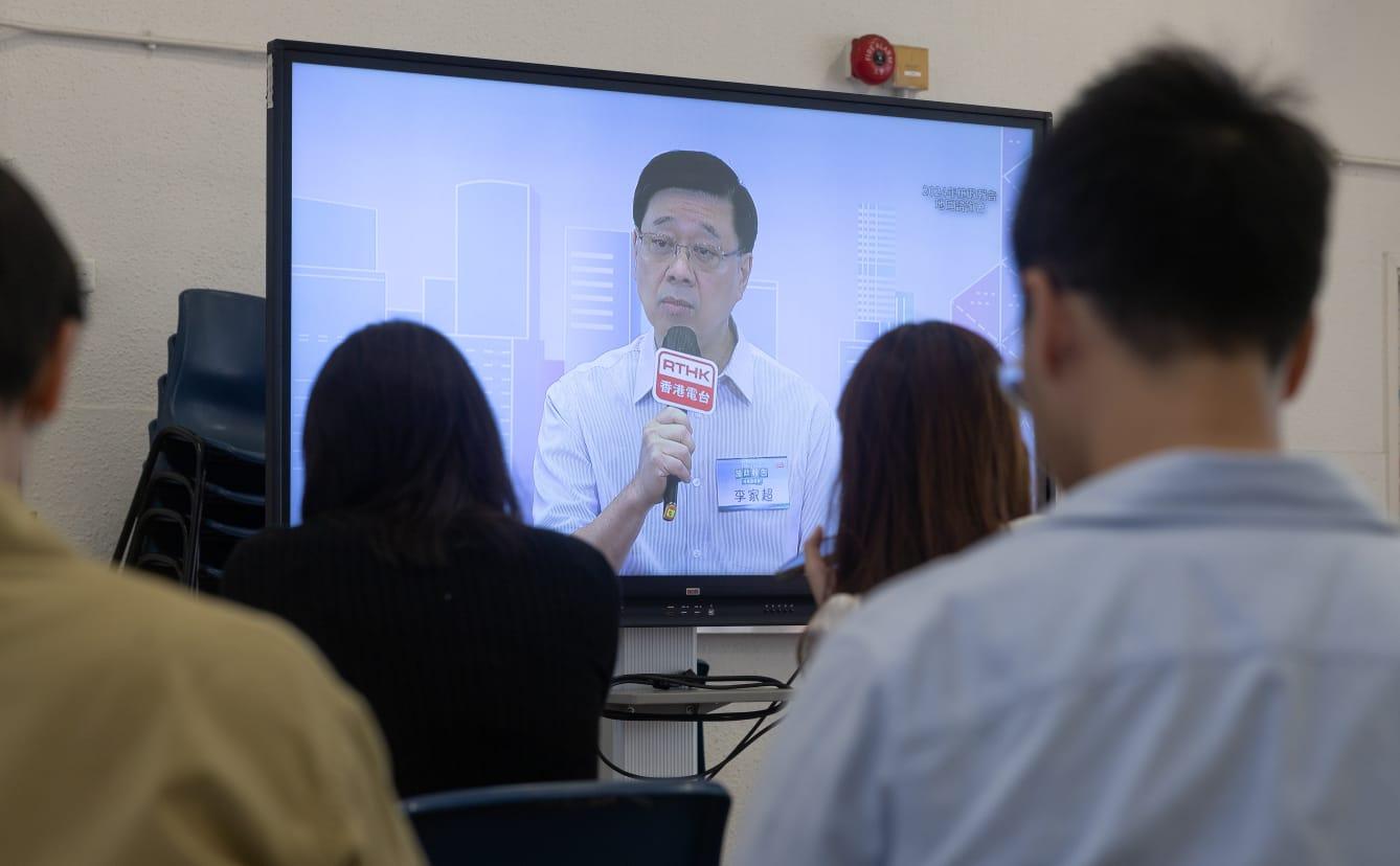 李家超到大埔官立小學出席諮詢會。(蘇文傑攝)