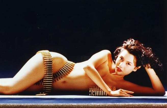 邱淑貞在《赤裸羔羊》中三點不露的性感演出,成為她演藝生涯一大經典。