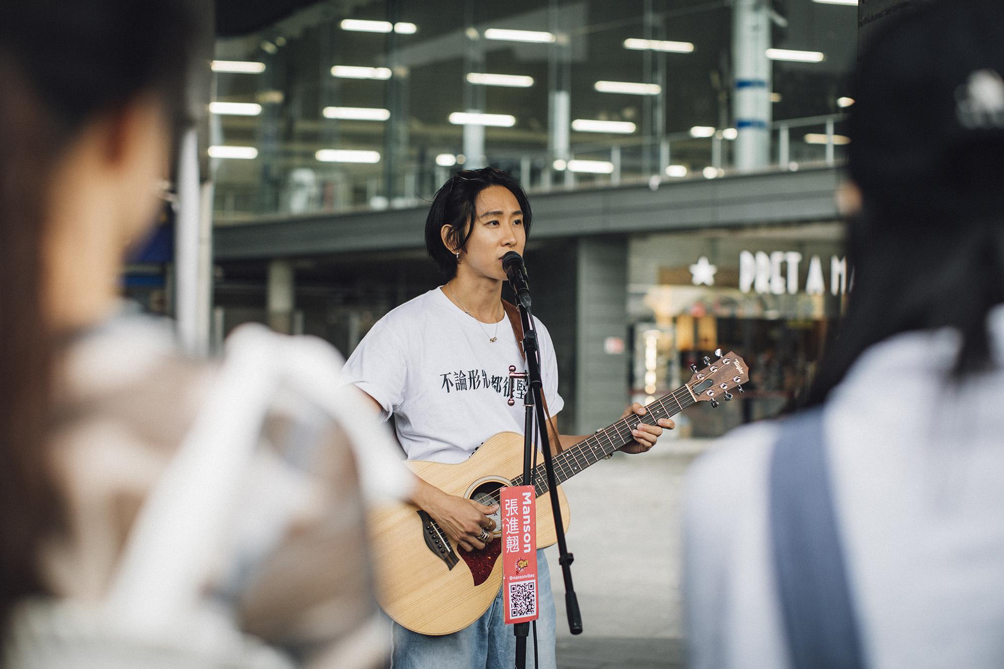 Manson先後在Kingston 及 Stratford車站進行busking。