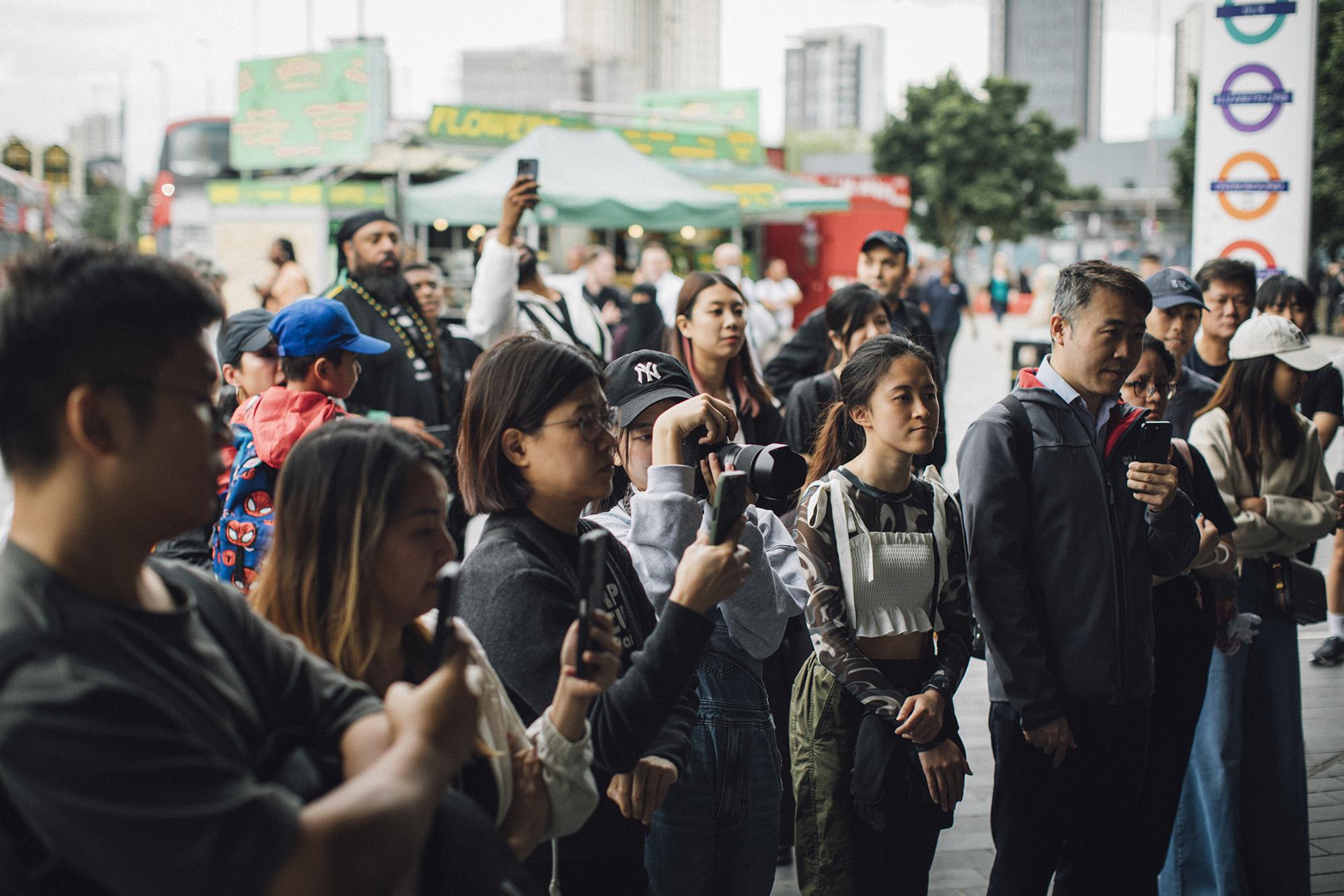 Manson先後在Kingston 及 Stratford車站進行busking。