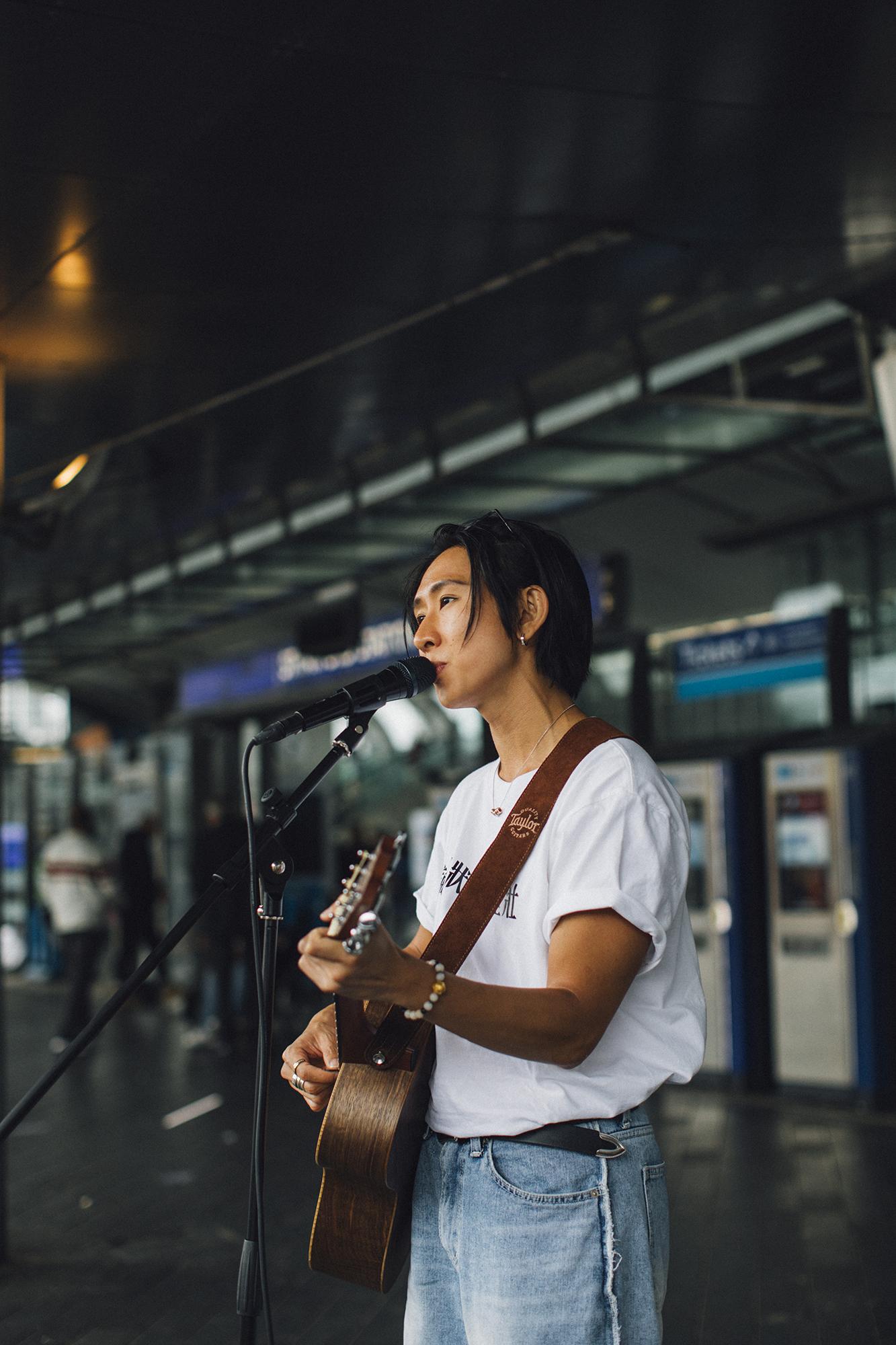 Manson先後在Kingston 及 Stratford車站進行busking。