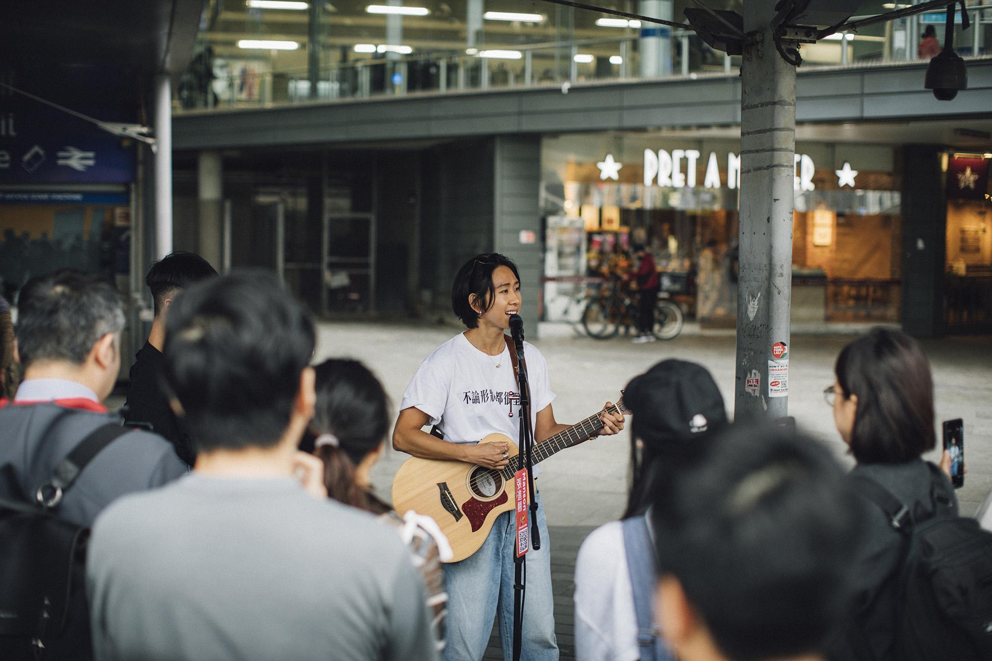 Manson先後在Kingston 及 Stratford車站進行busking。