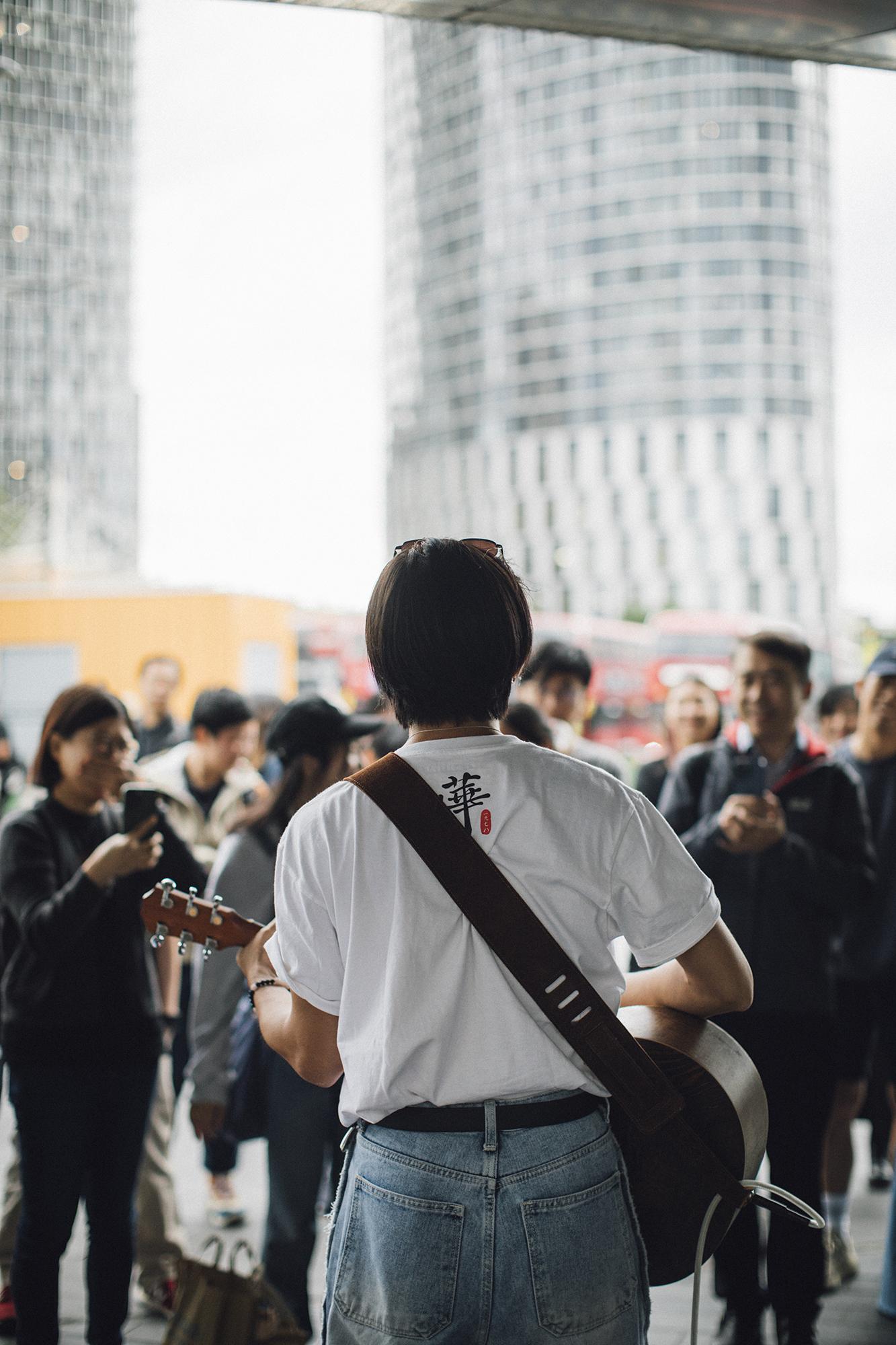 Manson先後在Kingston 及 Stratford車站進行busking。