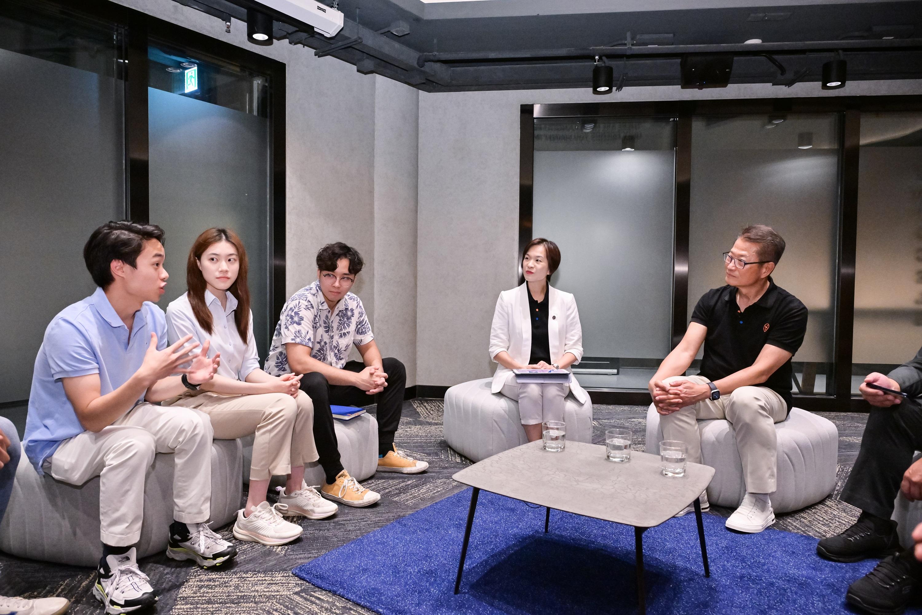 陳茂波日前與參加科學園實習計劃的本地和國際大學生交流。(陳茂波網誌)