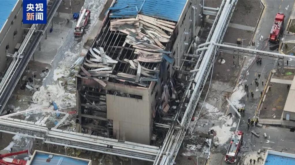 19日下午,內地寧夏順邦達新材料有限公司引發劑廠房發生爆燃事故。(圖/翻攝自「央視新聞」)