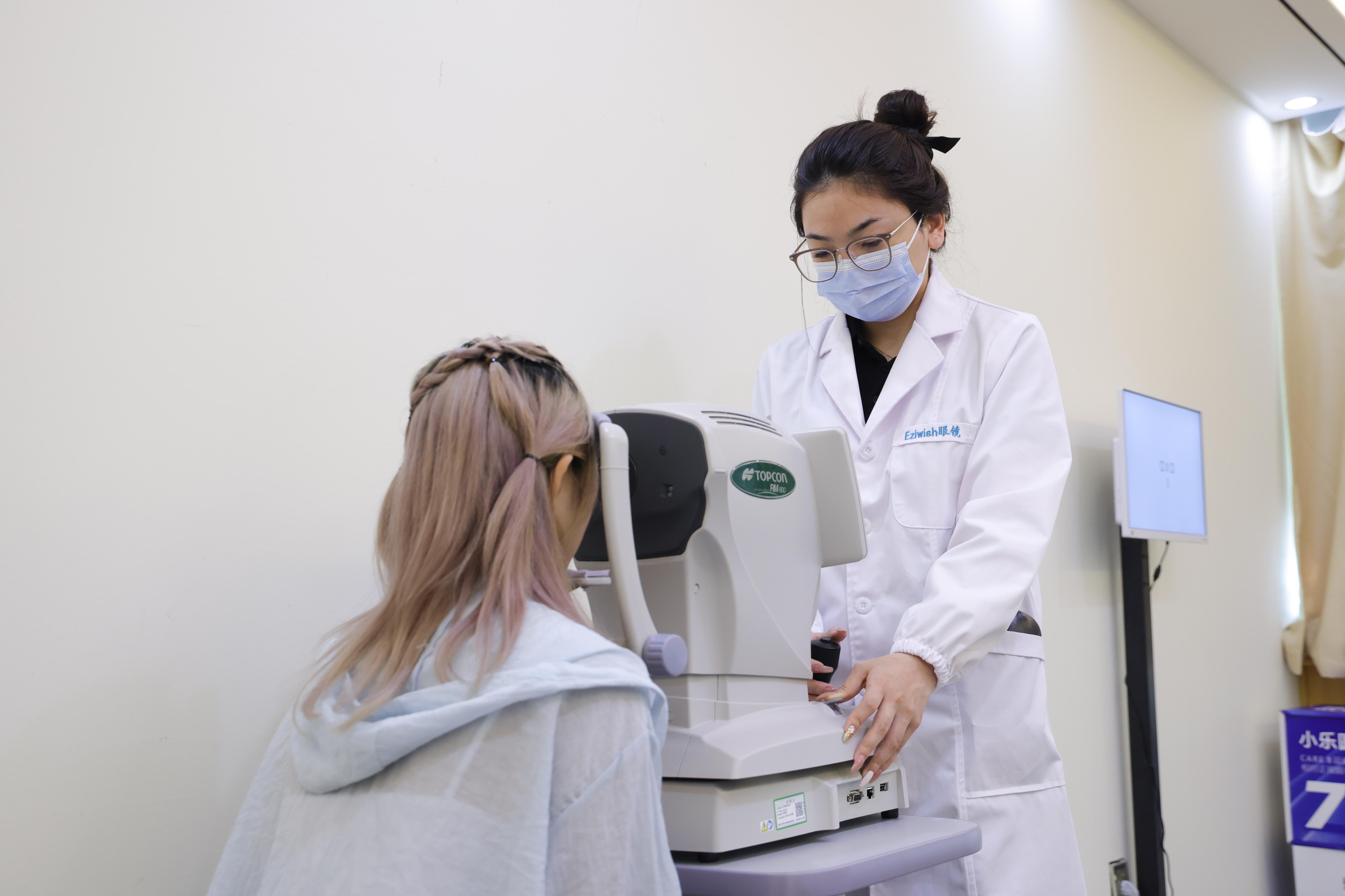 Eziwish眼鏡內的驗光師都擁有逾10年的驗眼經驗,每一位都僧為客人提供既專業又貼心的建議。