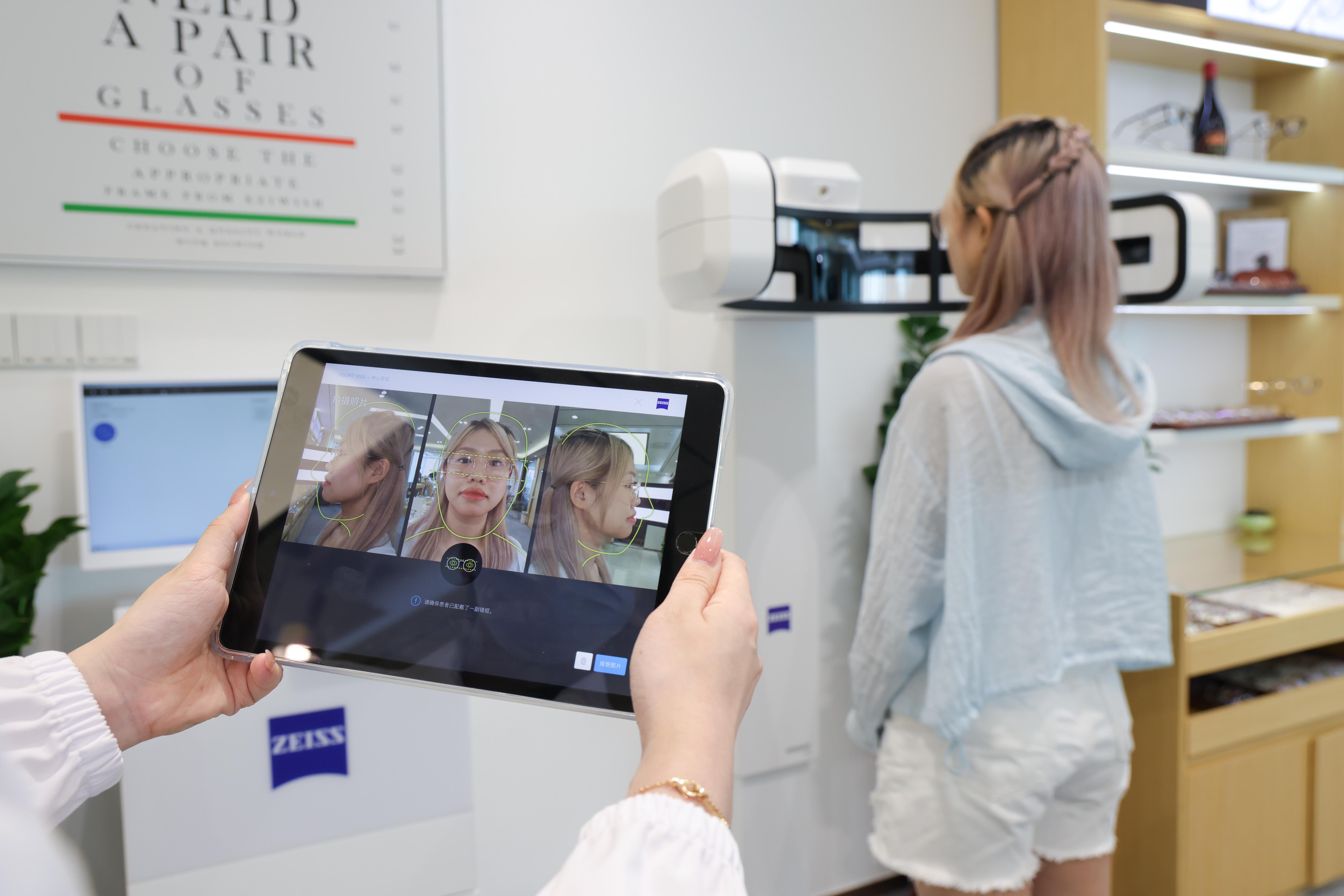 Eziwish眼鏡特別引入全深圳只有5部的「蔡司3D中心定位儀VISUFIT 1000」,為客人打造專屬的眼鏡。