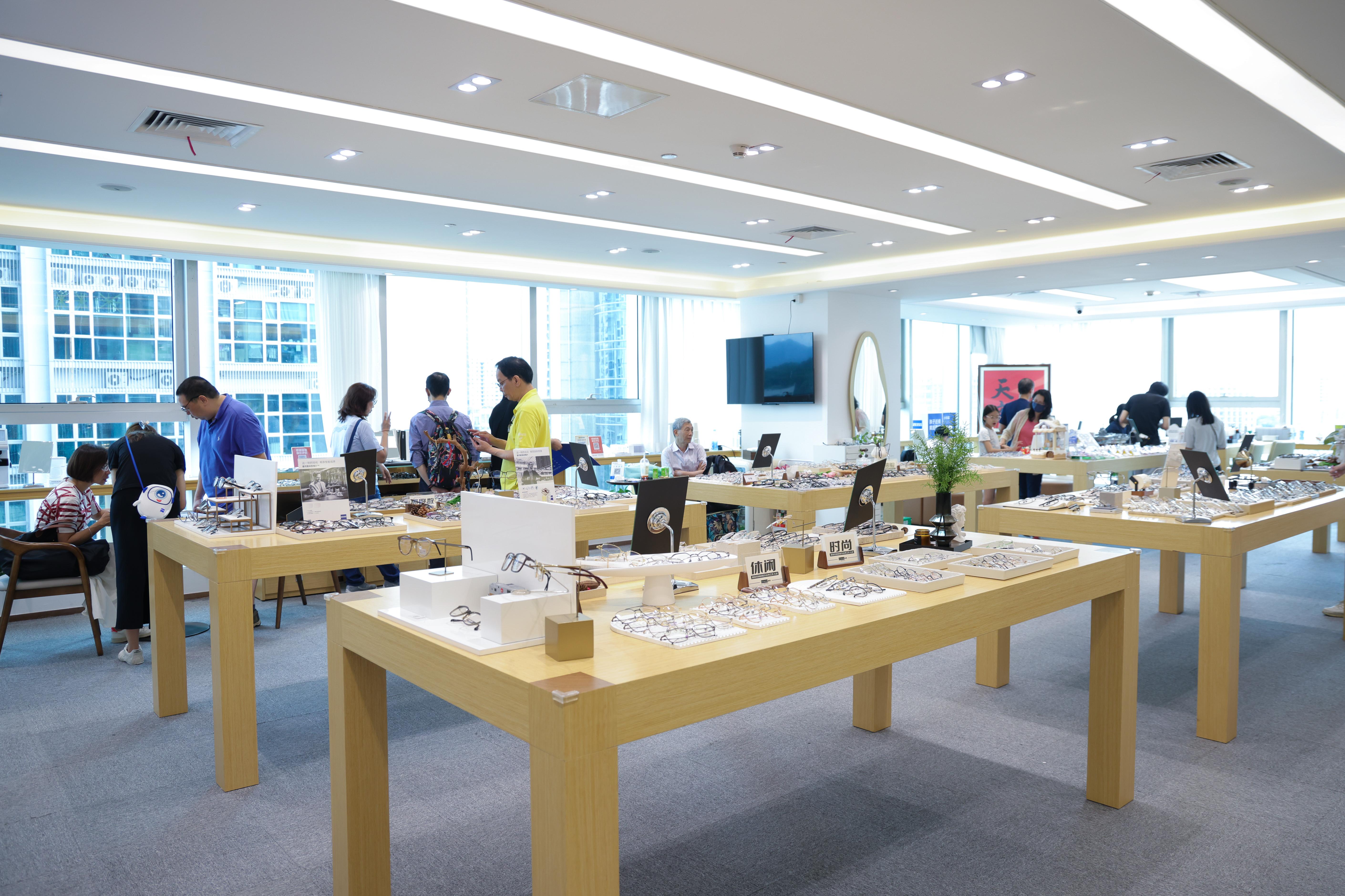 Eziwish眼鏡坐落於福田區新天世紀商務中心A座10樓,佔地近5,000呎環境非常寬敞。