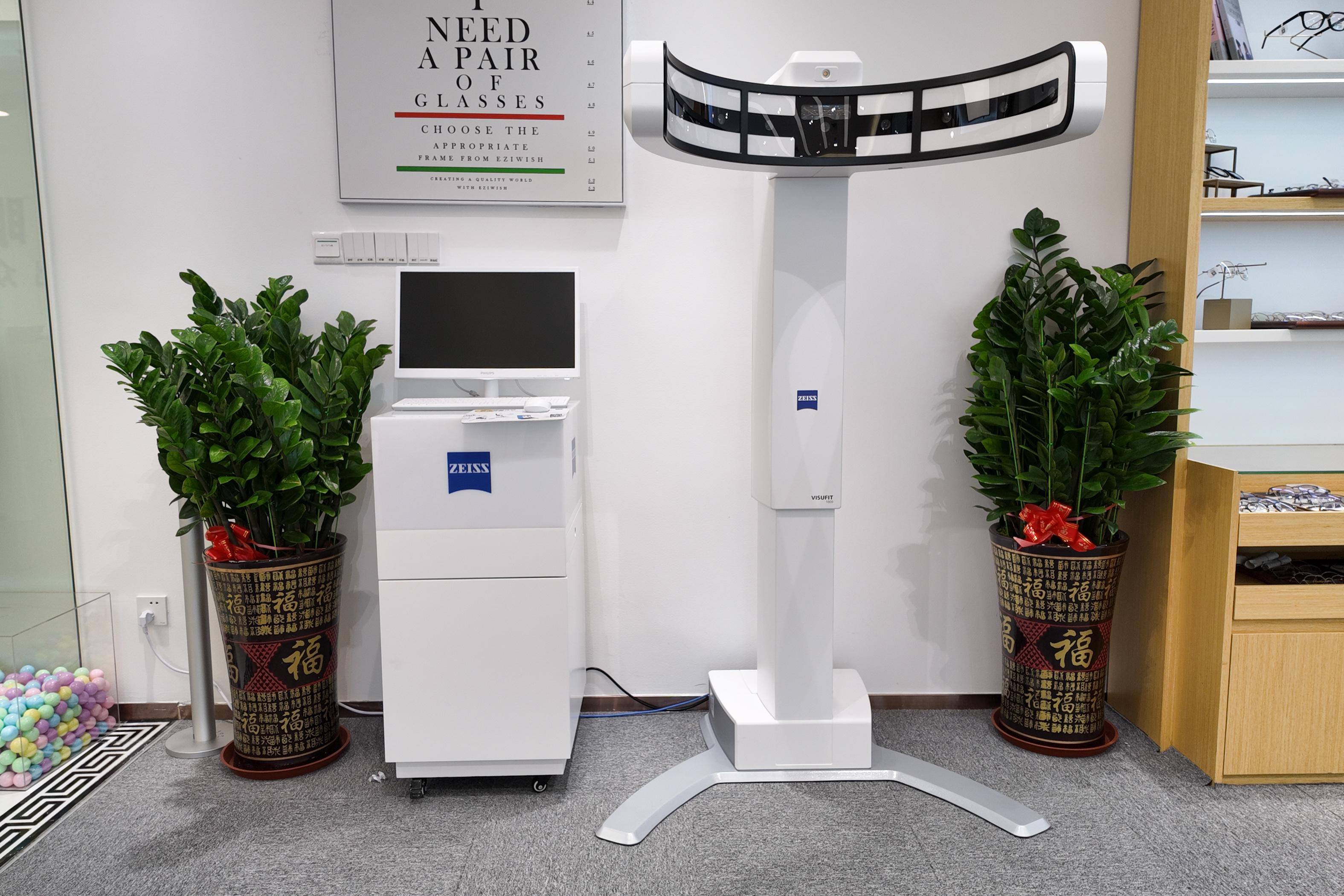 Eziwish眼鏡特別引入全深圳只有5部的「蔡司3D中心定位儀VISUFIT 1000」,為客人打造專屬的眼鏡。