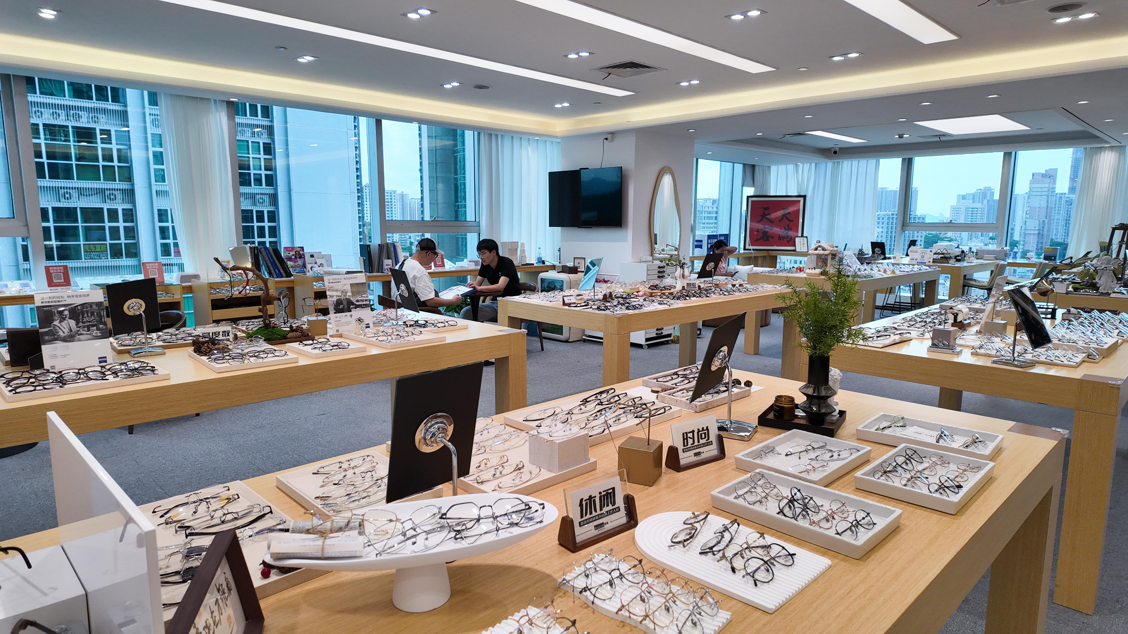 店內鏡框以臉型、穿搭風格以及高度數分門別類,令大家可以更具針對性尋找更適合的鏡框。