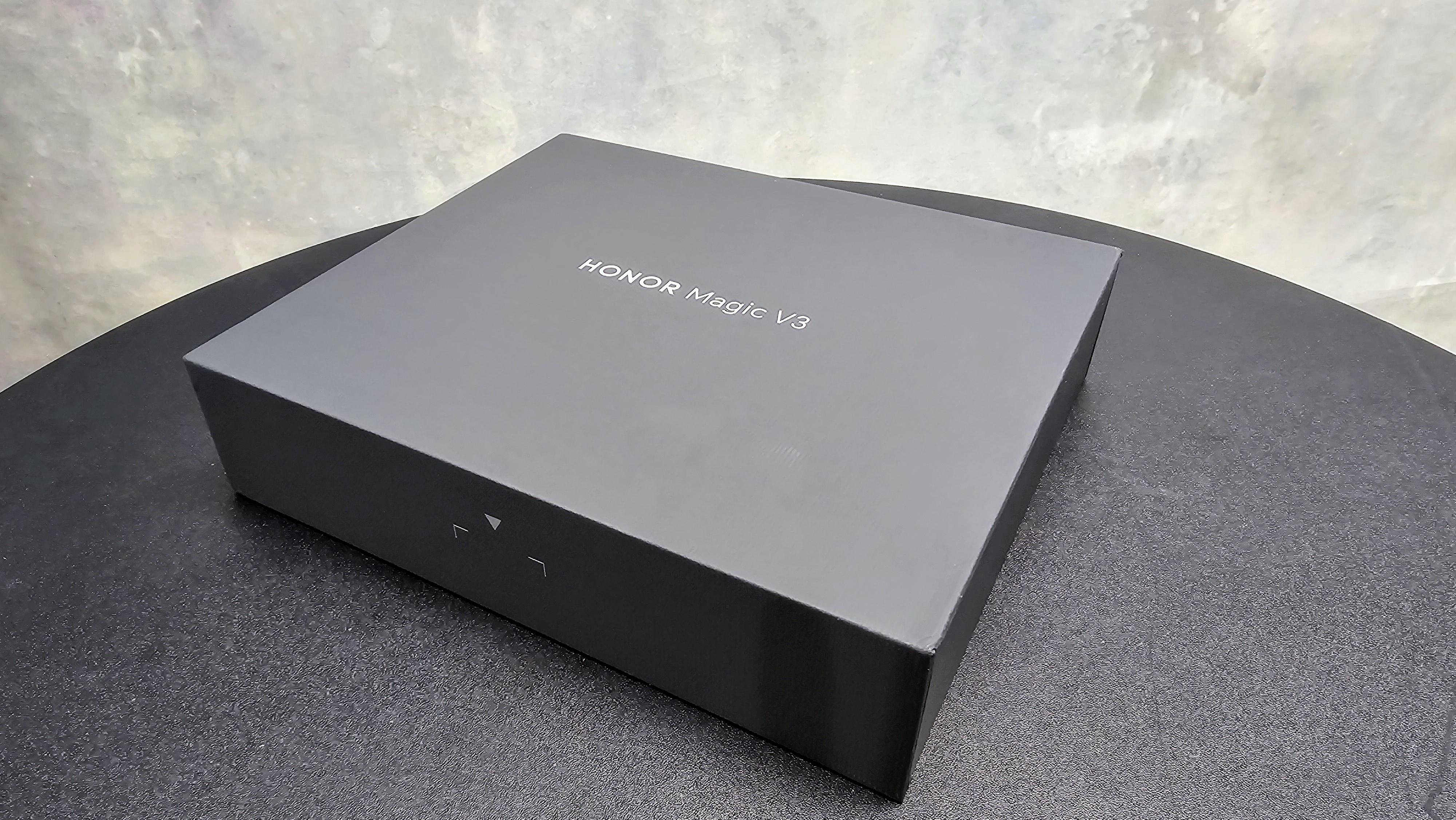 黑色機盒設計跟上代Magic V2一模一樣。