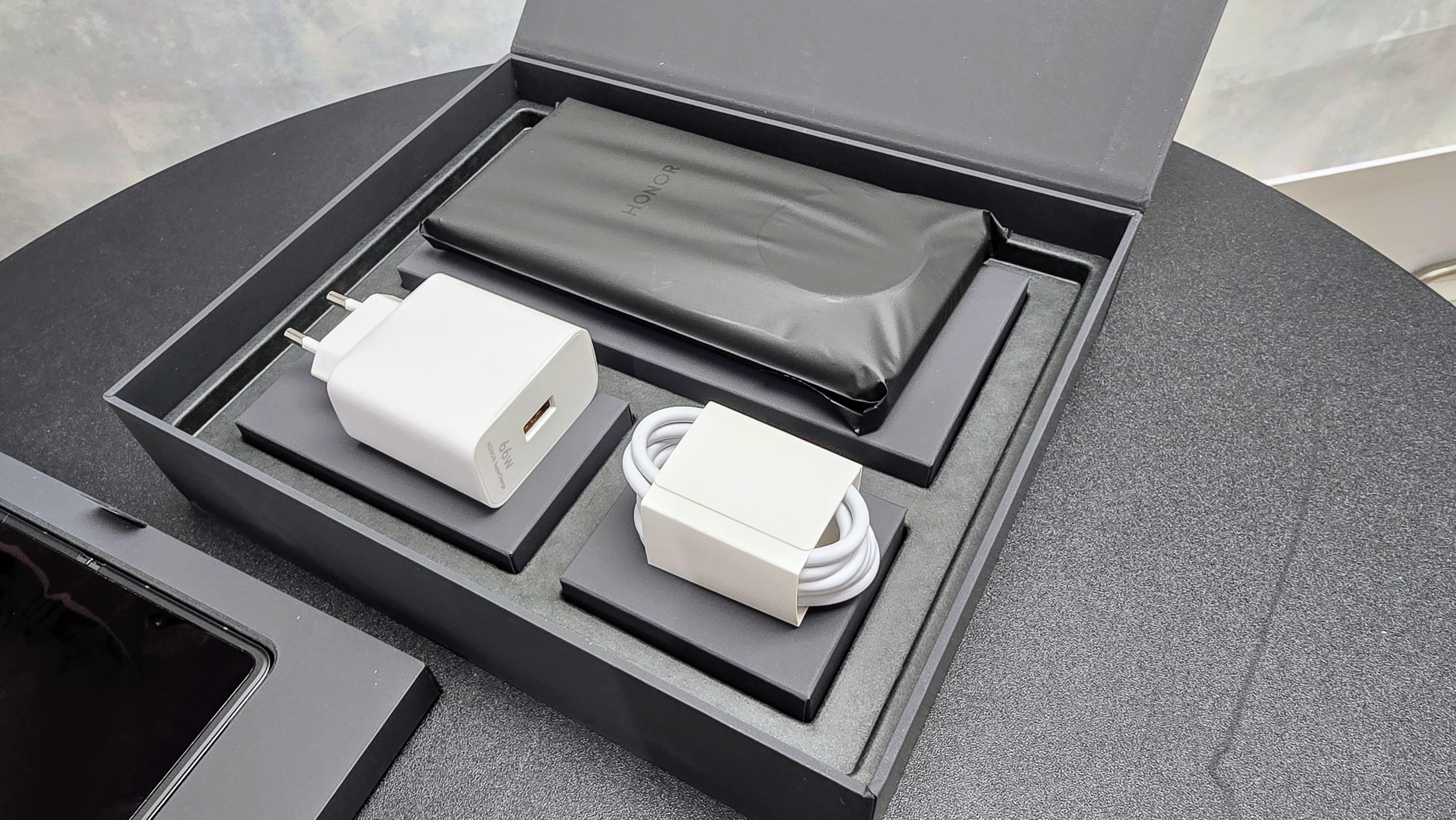 附上專屬保護套、66W快充火牛與連接線。