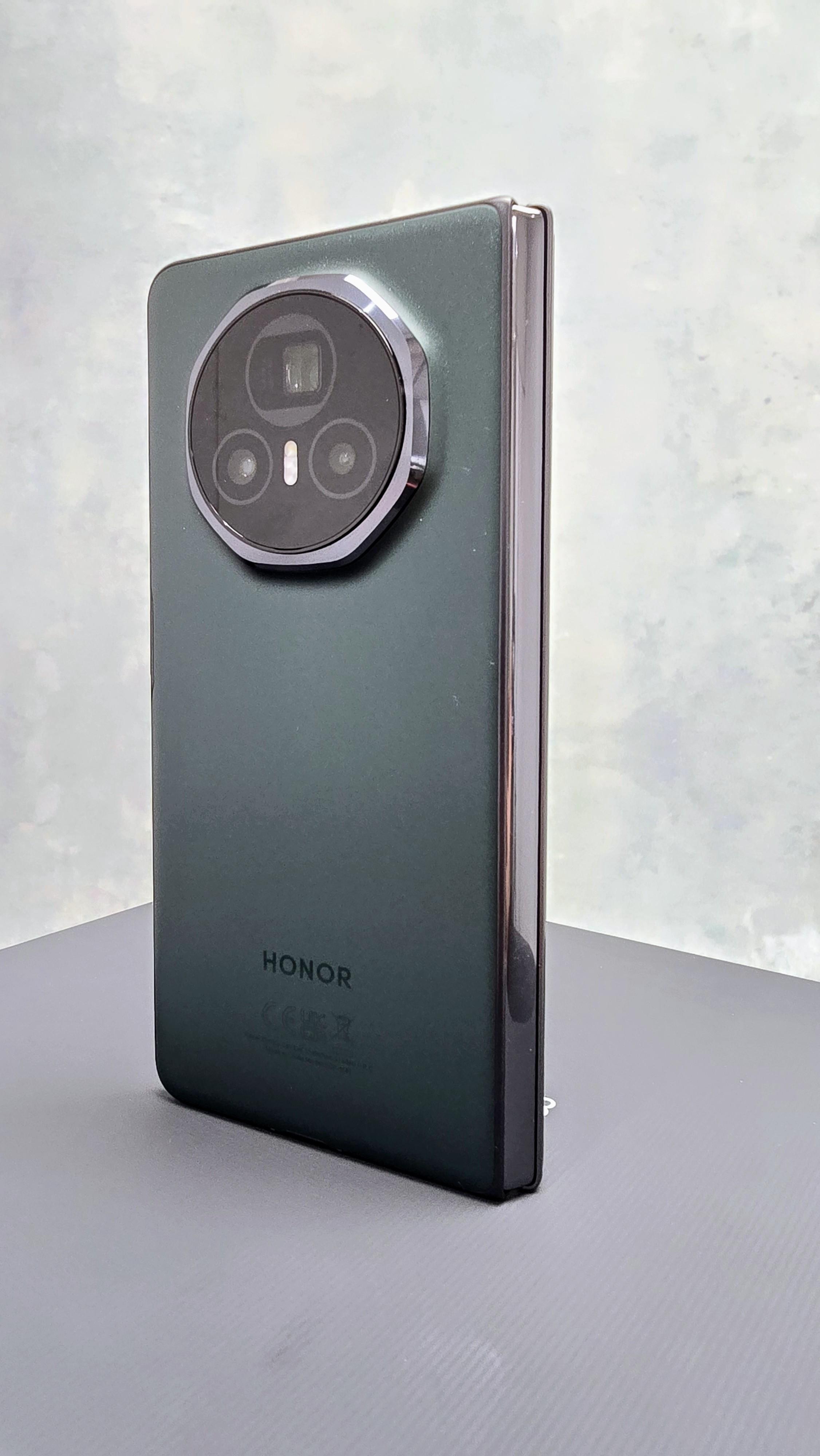 淨重226克,比上代更輕巧,且通過IPX8生活防水標準。