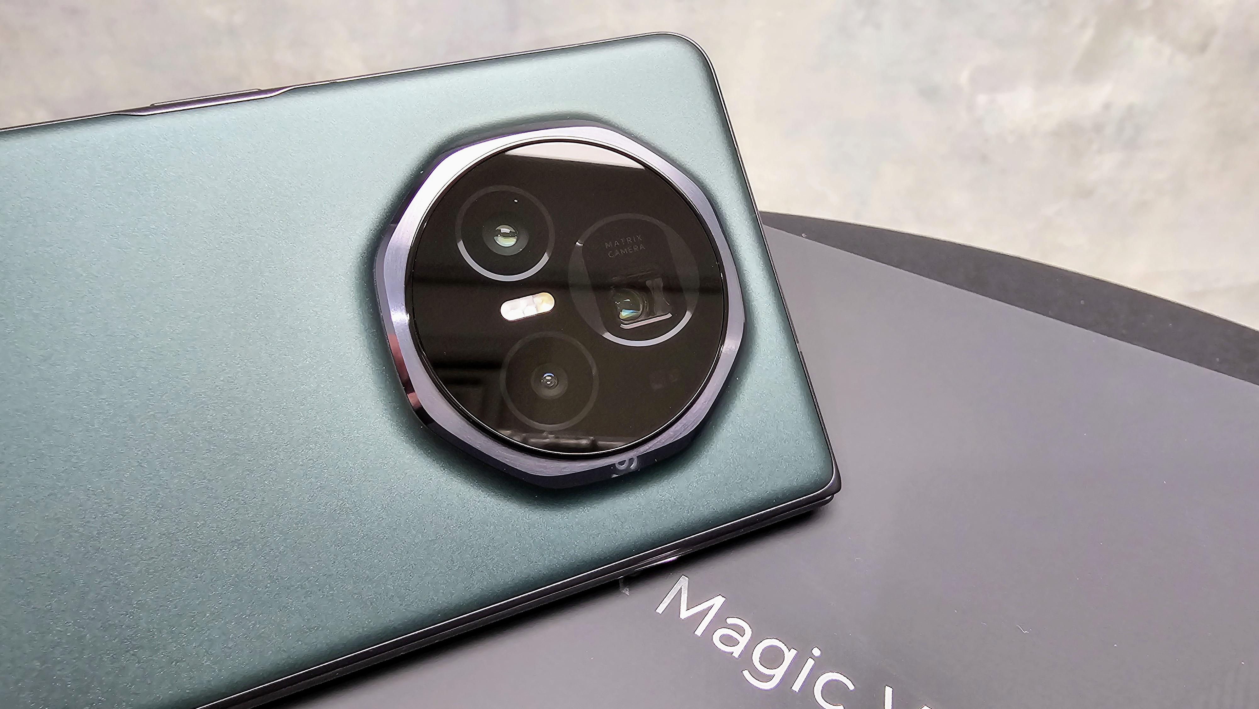 後置三鏡主攝,包括50MP像素f/1.6光圈26mm主攝、40MP像素16mm超廣角及50MP像素f/3.0光圈變焦潛望遠攝鏡頭。