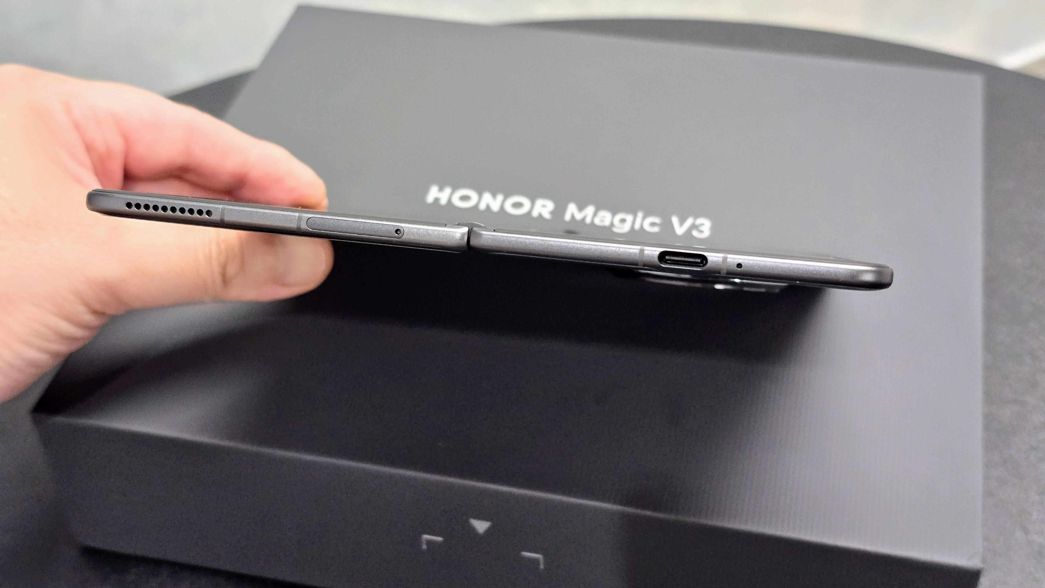 展開屏幕後厚度只有4.35mm,可見USB-C端子偷到盡就知有其纖薄。