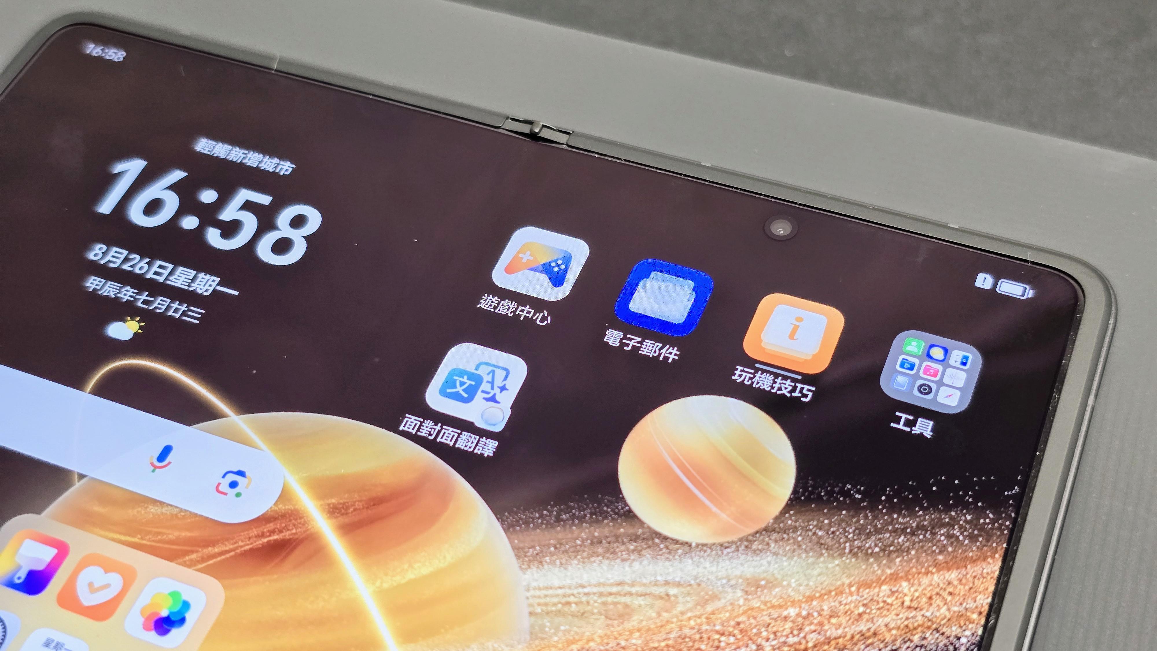 肉眼看,摺痕更淺。