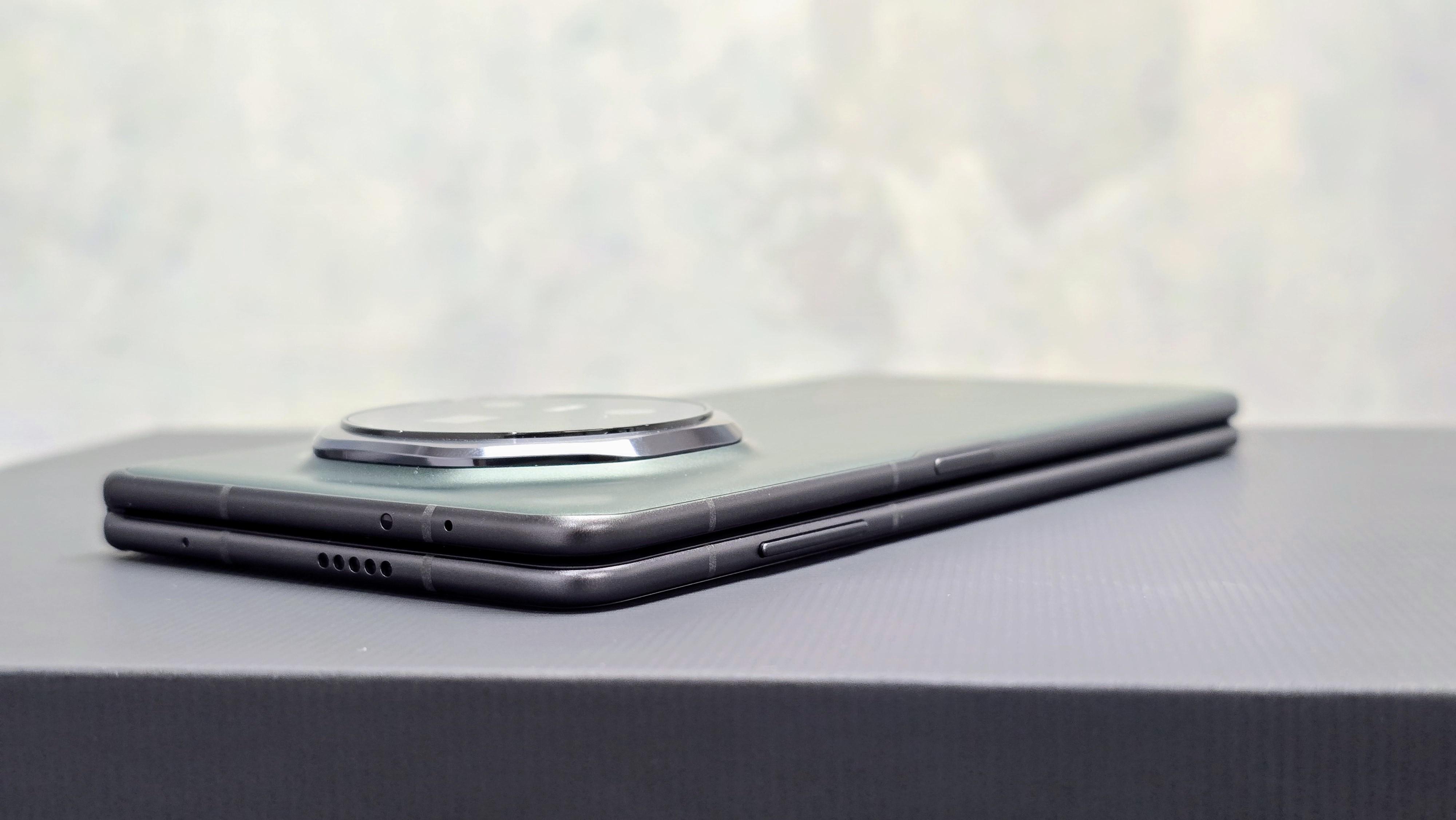 摺疊狀態下僅厚9.2mm,跟一般手機厚度差不多。