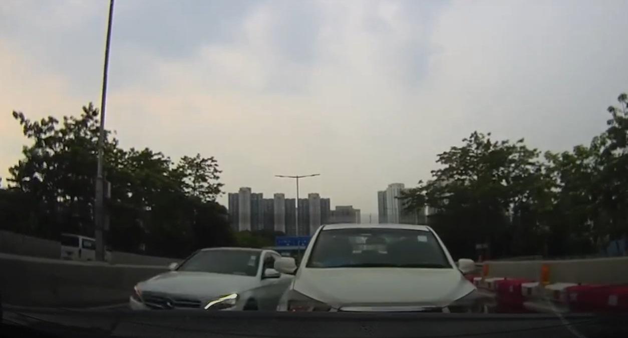 Benz「抽頭」避開前車。(網片截圖)