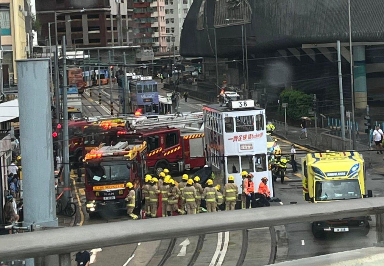 堅尼地城游泳池對外有電車撞倒3名途人。(網上圖片)