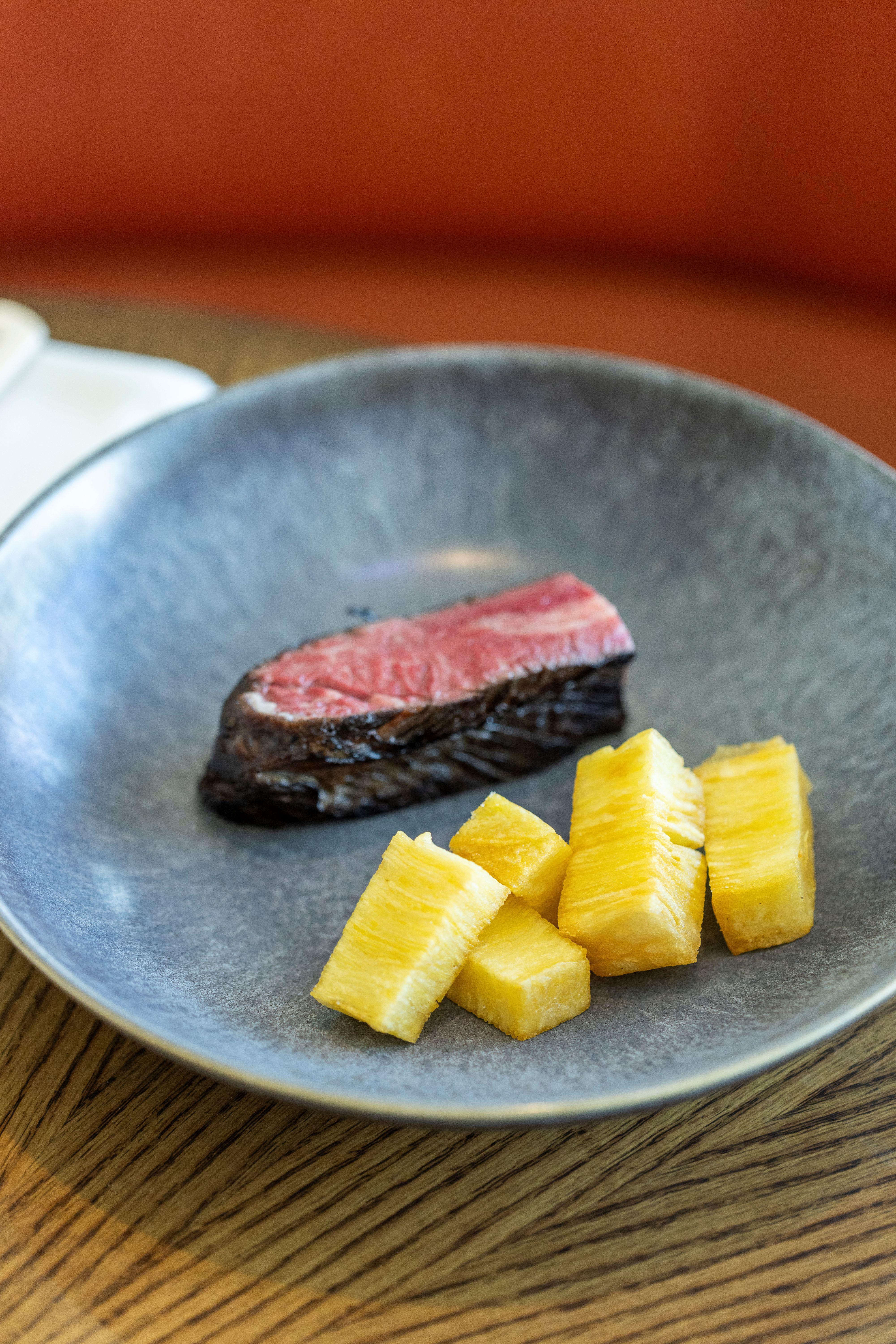 主菜方面則有牛腹膜,經過 24 小時的真空低溫烹調後,牛腹膜變得肉質軟嫩,入口肉味香濃,配以馬鈴薯堆及蛋黃醬同吃,味道更豐富。