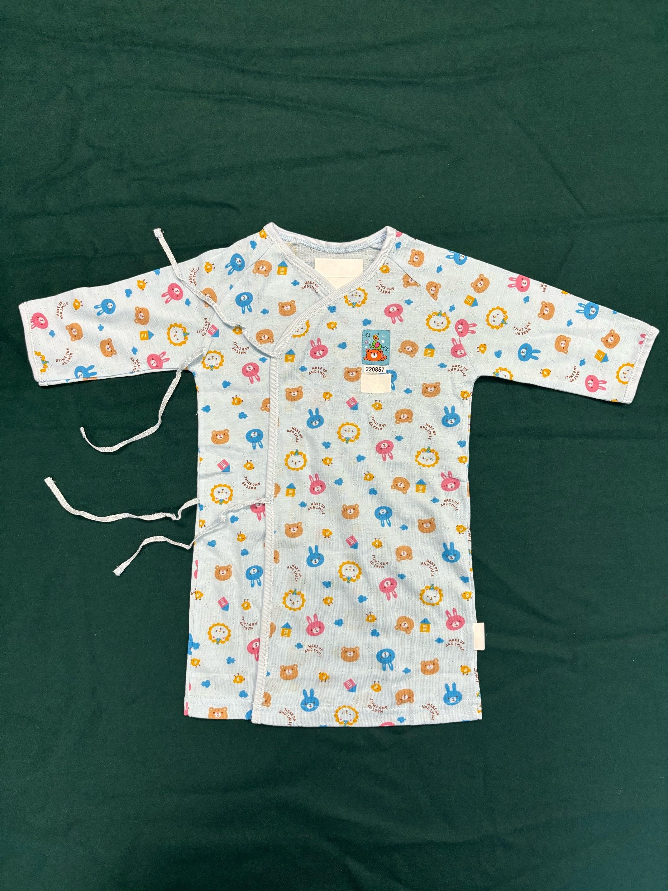 香港海關今日(八月二十七日)提醒市民留意三款不安全嬰兒衣服。圖示其中一款嬰兒衣服,其上胸繩帶有勒緊嬰兒導致窒息的潛在危險。其繩帶亦過長,或會纏着其他物件而令嬰兒受傷,其樣本含有的甲醛成分亦超出相關安全標準的上限。