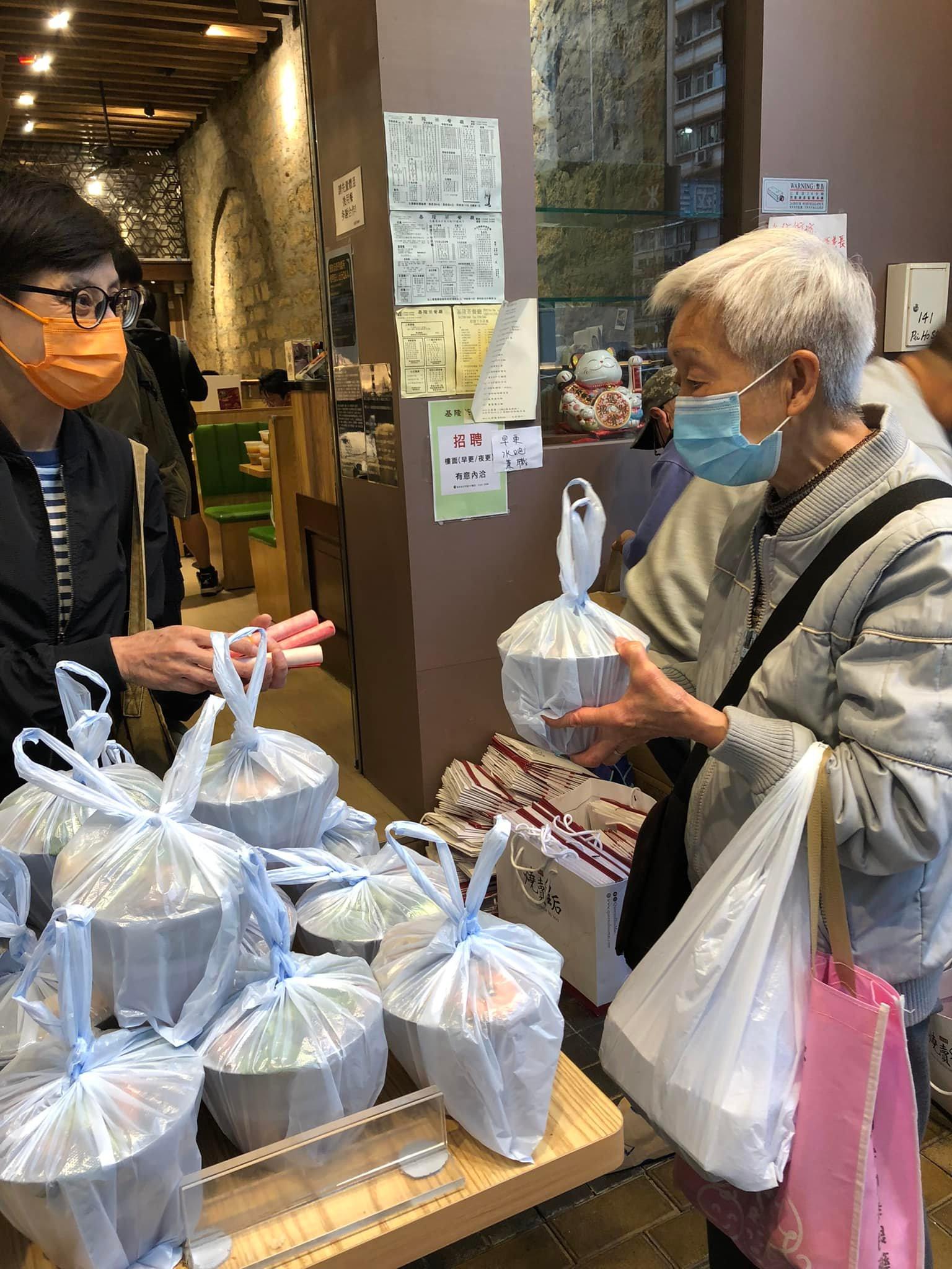 深水埗基隆茶餐廳最有名是過去每逢星期三的下午5時,都會向有需要人士派發「愛心齋飯」(基隆茶餐廳FB)