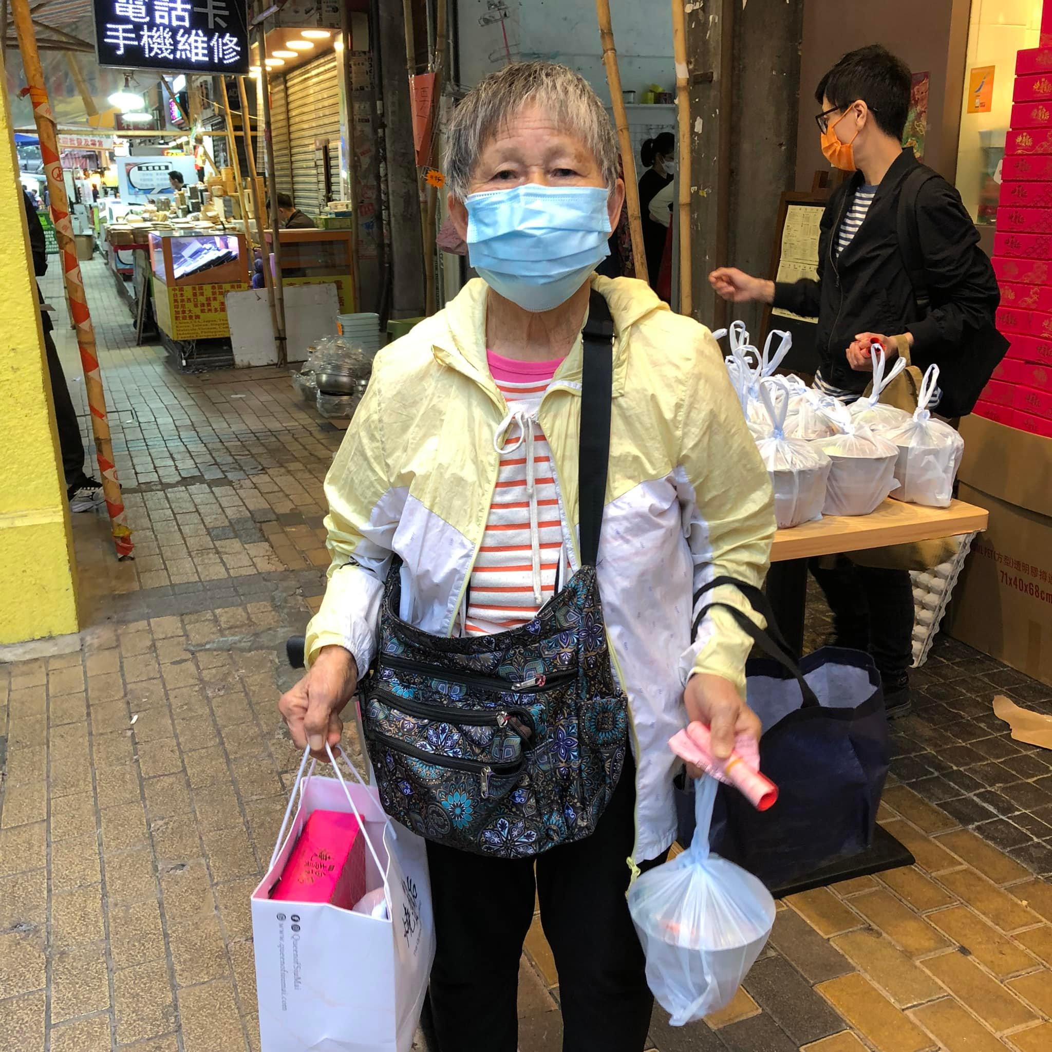 深水埗基隆茶餐廳最有名是過去每逢星期三的下午5時,都會向有需要人士派發「愛心齋飯」(基隆茶餐廳FB)