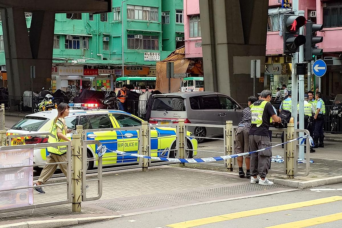 七人車逃走期間在大角咀道失事撞欄。(網民Takatetsu Ho @FB群組「馬路的事 (即時交通資訊台)」)