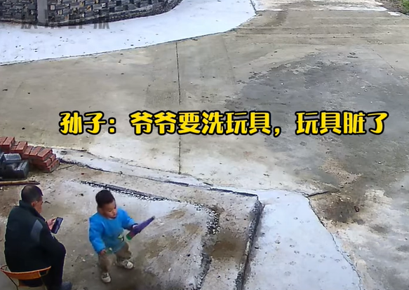 孫子告訴爺爺去河邊洗玩具,但爺爺沉迷於玩手機看抖音,沒有聽到孫子的話。(網上截圖)