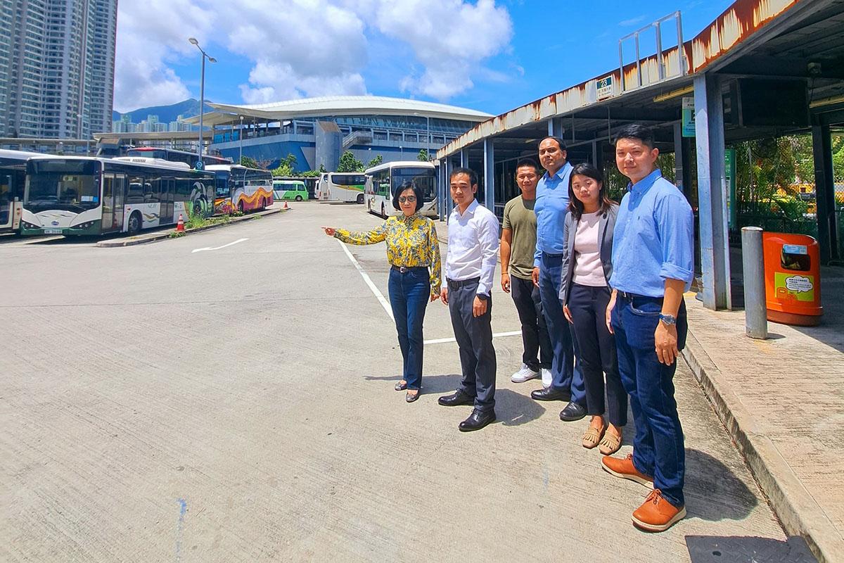 葉劉淑儀(左一)與黨友視察東涌達東路第一區臨時巴士站。(葉劉淑儀FB)
