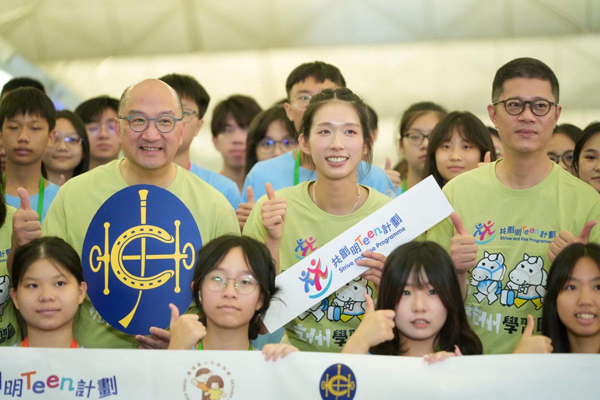 江旻憓(中)履新首日隨上司譚志源(左)出發往杭州。